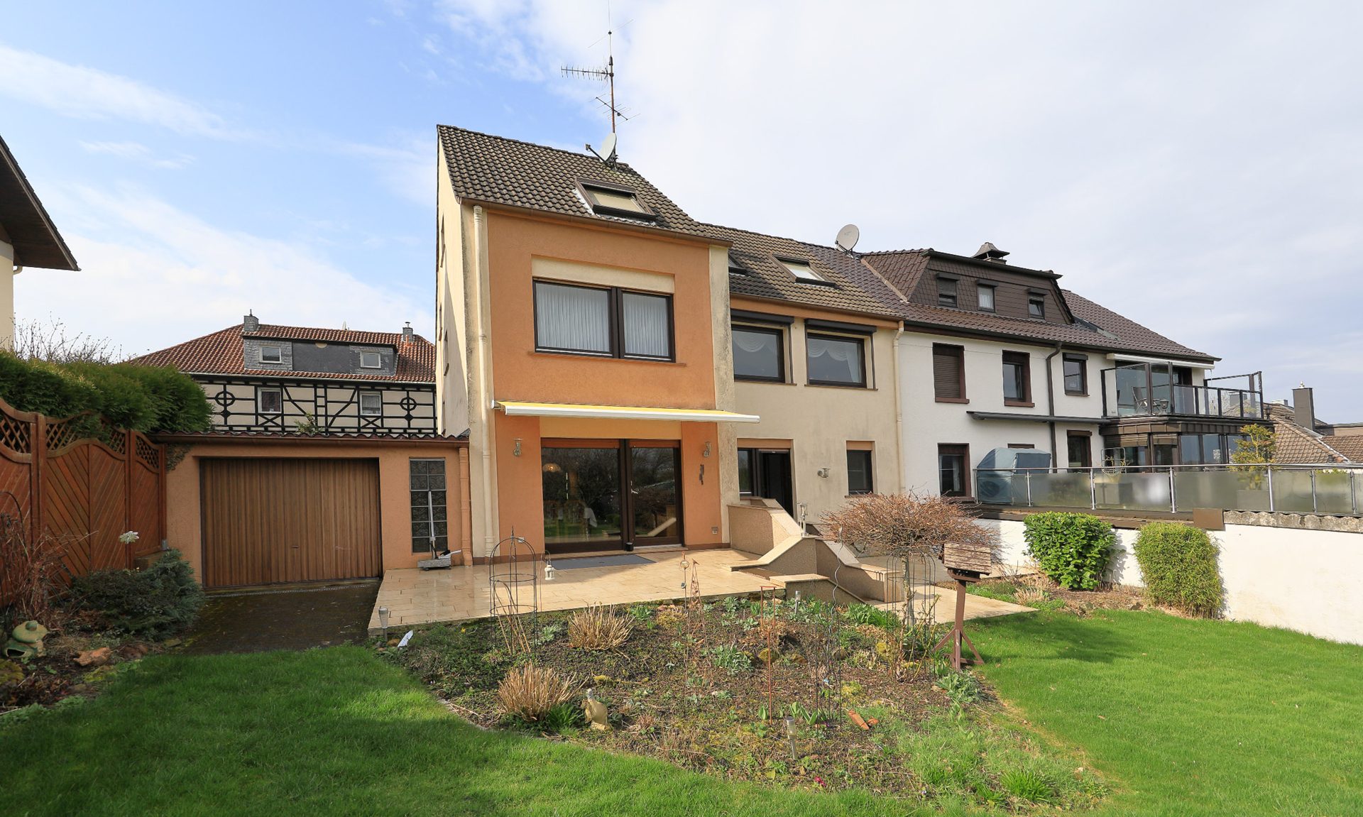 Immobilienangebot - Essen/Überruhr-Hinsel - Haus - Viel Platz in unverbauter Lage – Familienidyll mit Einliegerwohnung