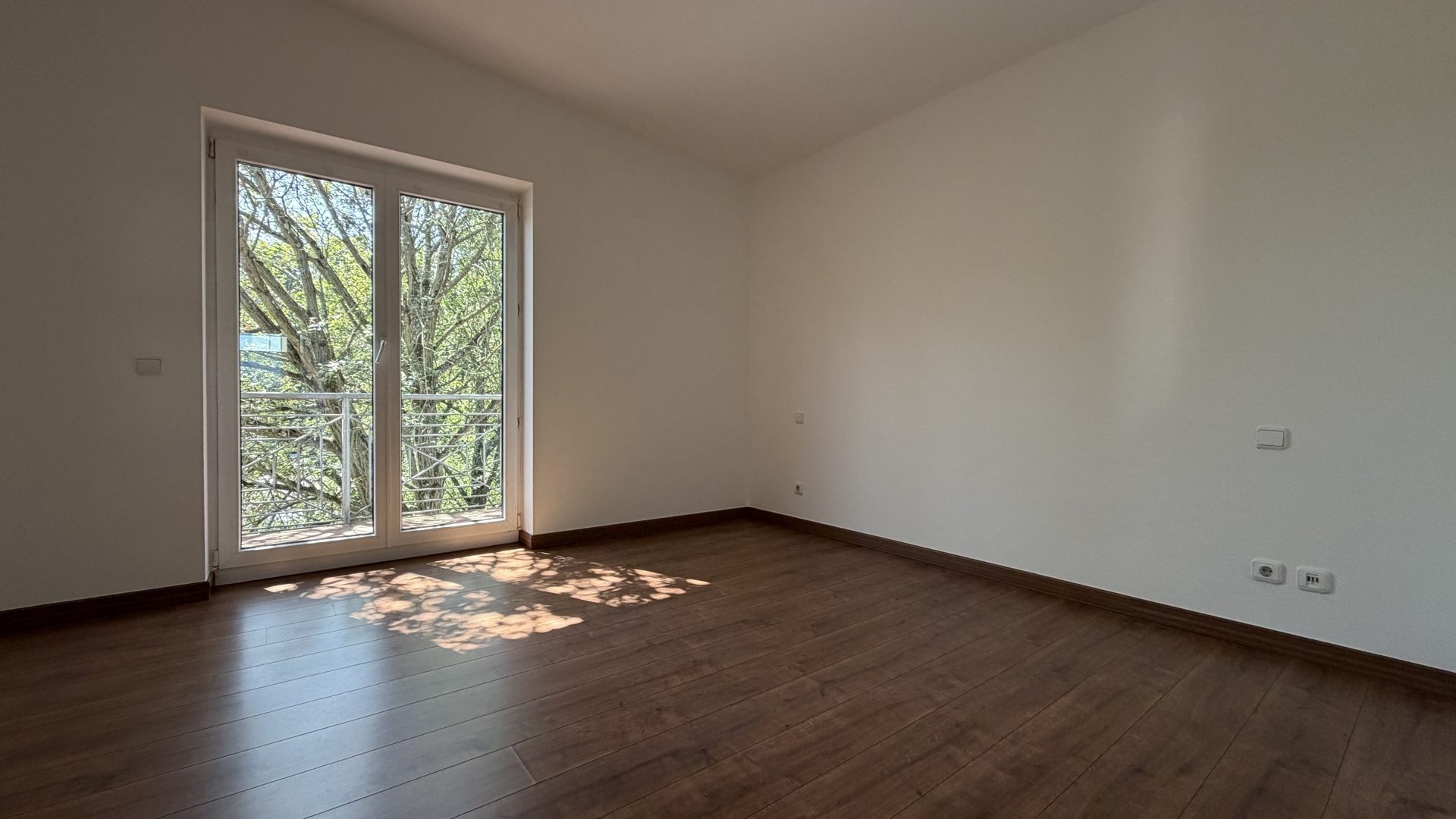 Immobilienangebot - Bergisch-Gladbach - Wohnung - Bezugsfreie Penthouse-Wohnung mit Terrasse und Tiefgaragen-Stellplatz!