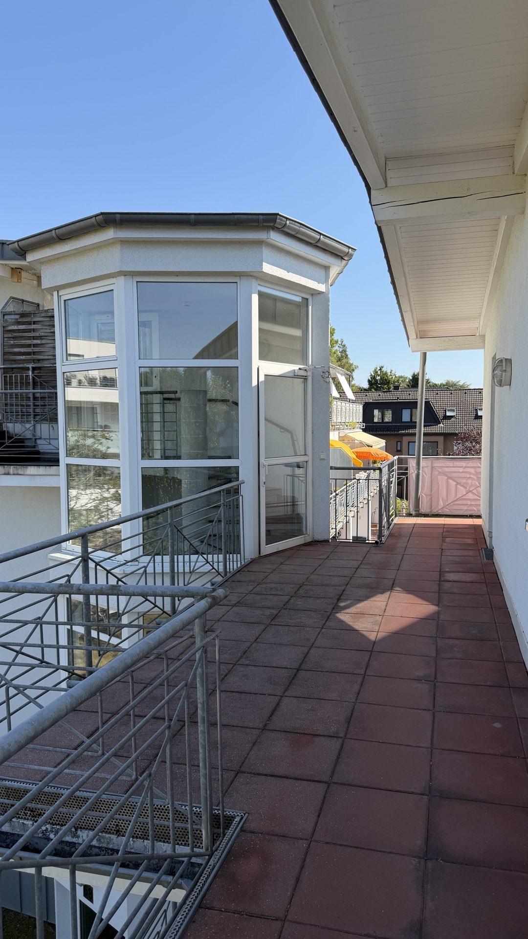 Immobilienangebot - Bergisch-Gladbach - Wohnung - Bezugsfreie Penthouse-Wohnung mit Terrasse und Tiefgaragen-Stellplatz!