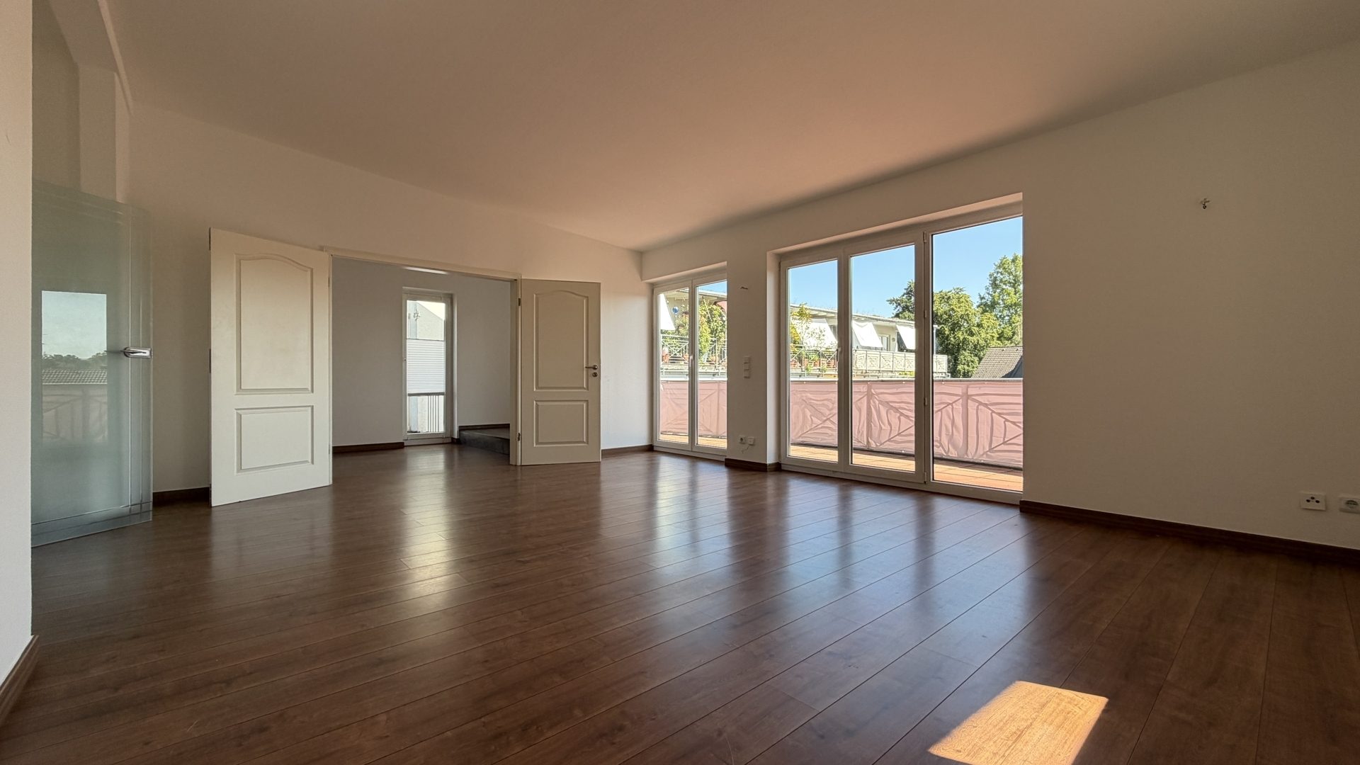 Immobilienangebot - Bergisch-Gladbach - Wohnung - Bezugsfreie Penthouse-Wohnung mit Terrasse und Tiefgaragen-Stellplatz!