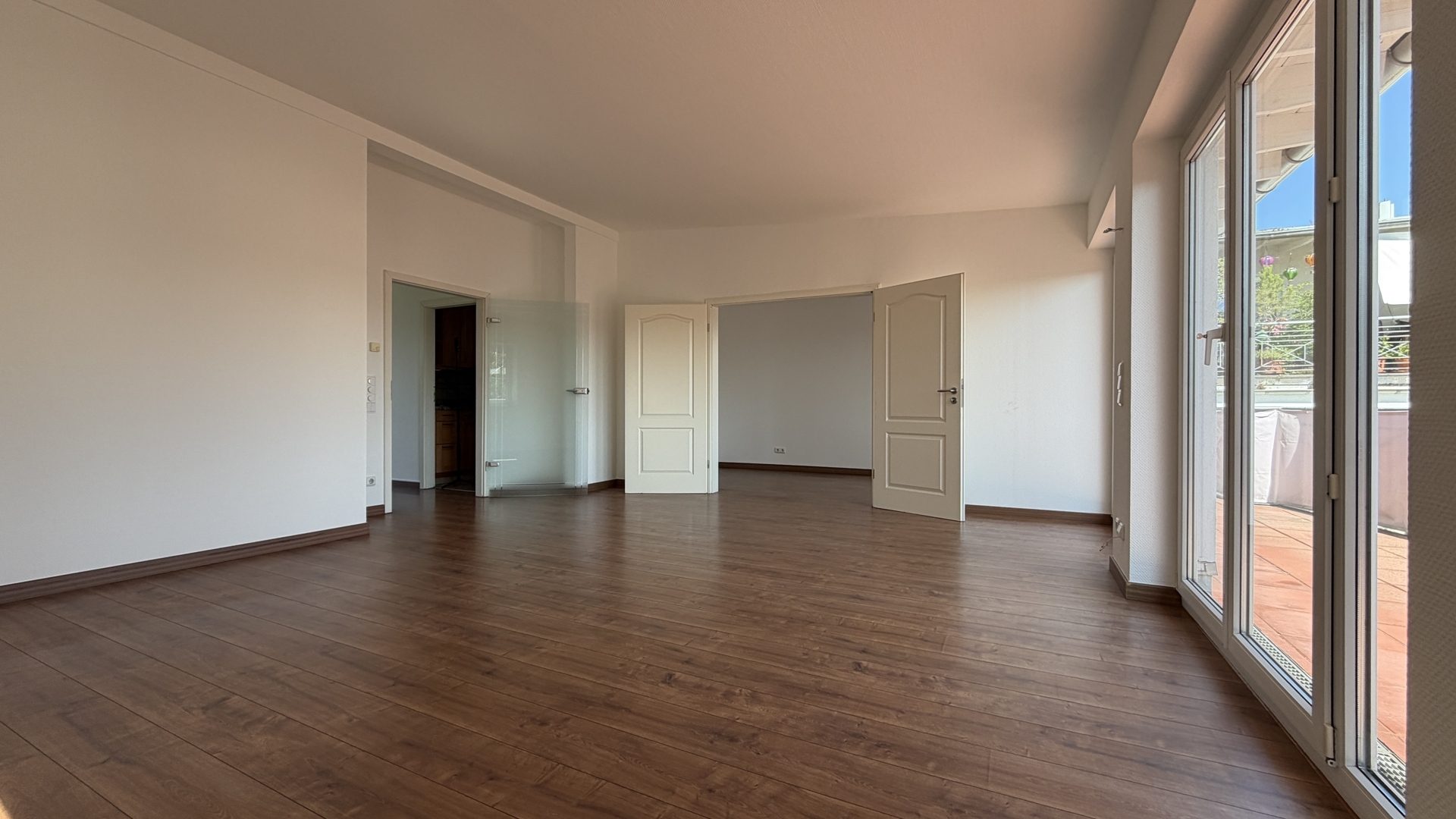 Immobilienangebot - Bergisch-Gladbach - Wohnung - Bezugsfreie Penthouse-Wohnung mit Terrasse und Tiefgaragen-Stellplatz!