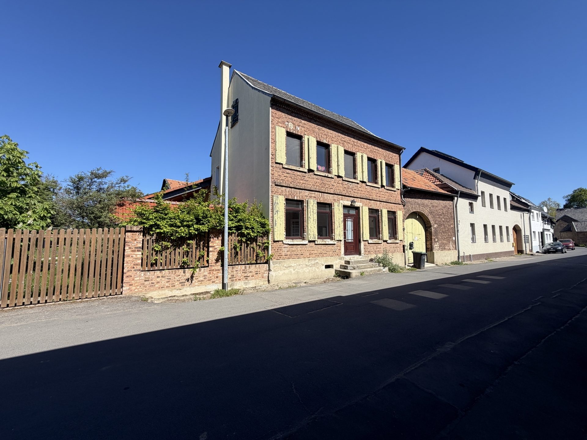 Immobilienangebot - Rheinbach / Flerzheim - Haus - Charmantes Hofanwesen mit Innenhof & moderner Energietechnik