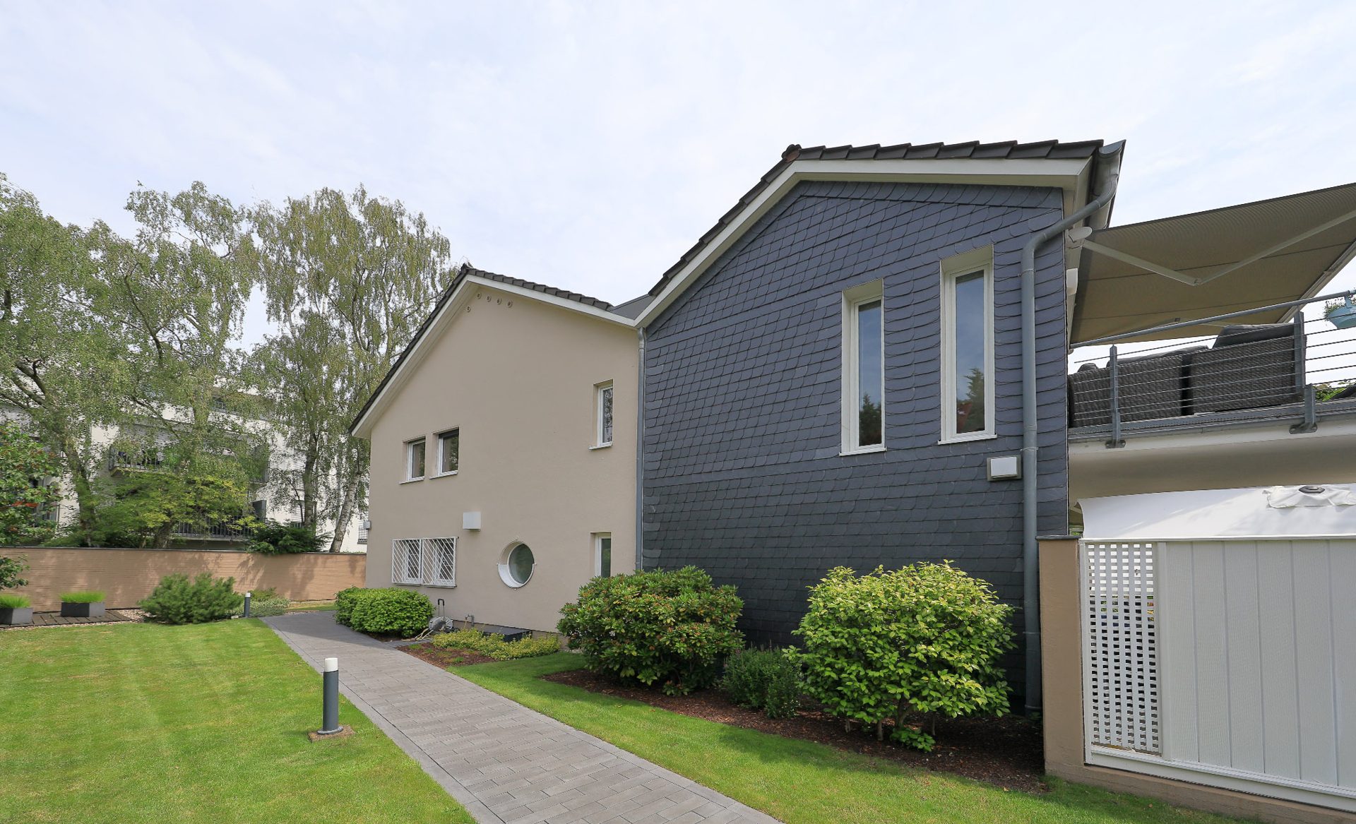 Immobilienangebot - Köln / Nippes - Haus - Gepflegtes Zweifamilienhaus mit großzügigem Grundstück in sehr guter Wohnlage.
