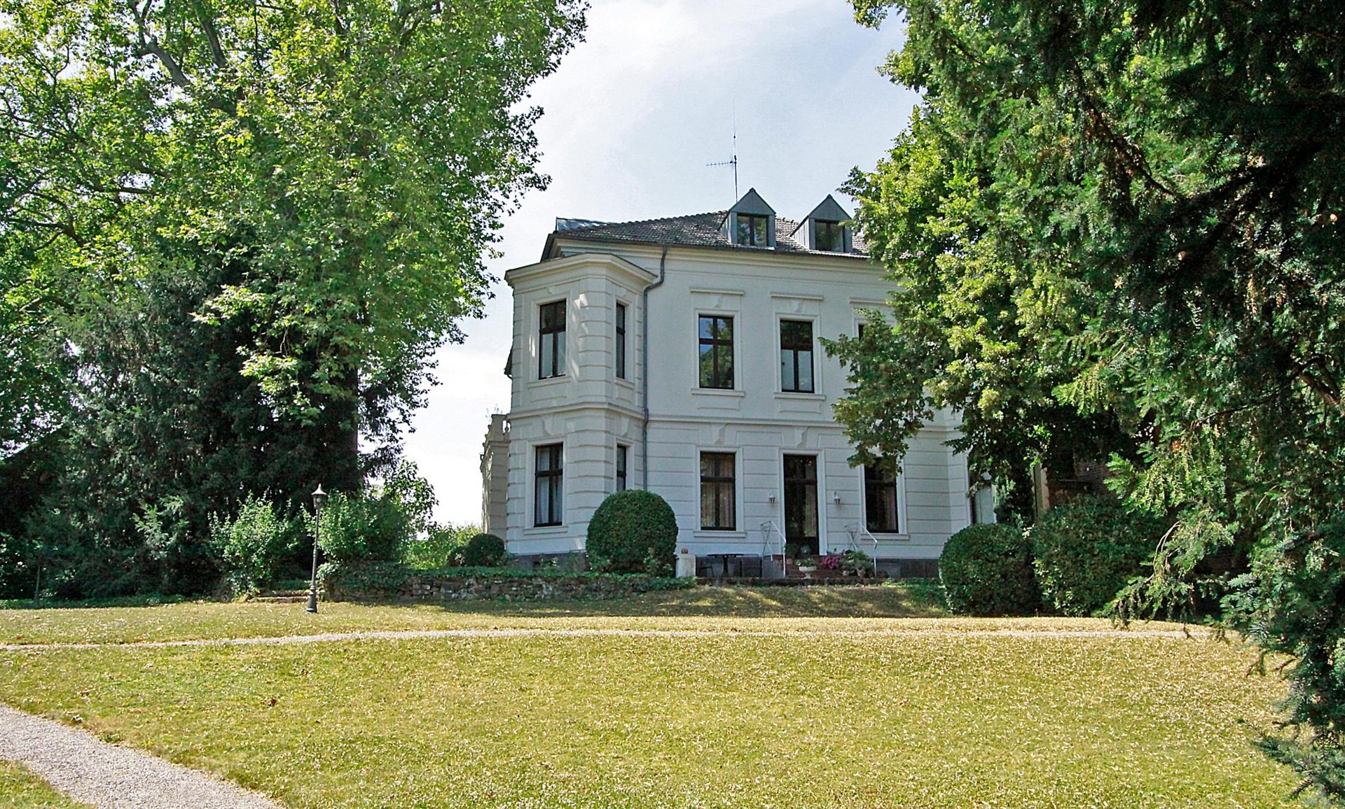 Immobilienangebot - Bornheim / Hersel - Wohnung - Stilvoll wohnen in denkmalgeschützter Hofanlage