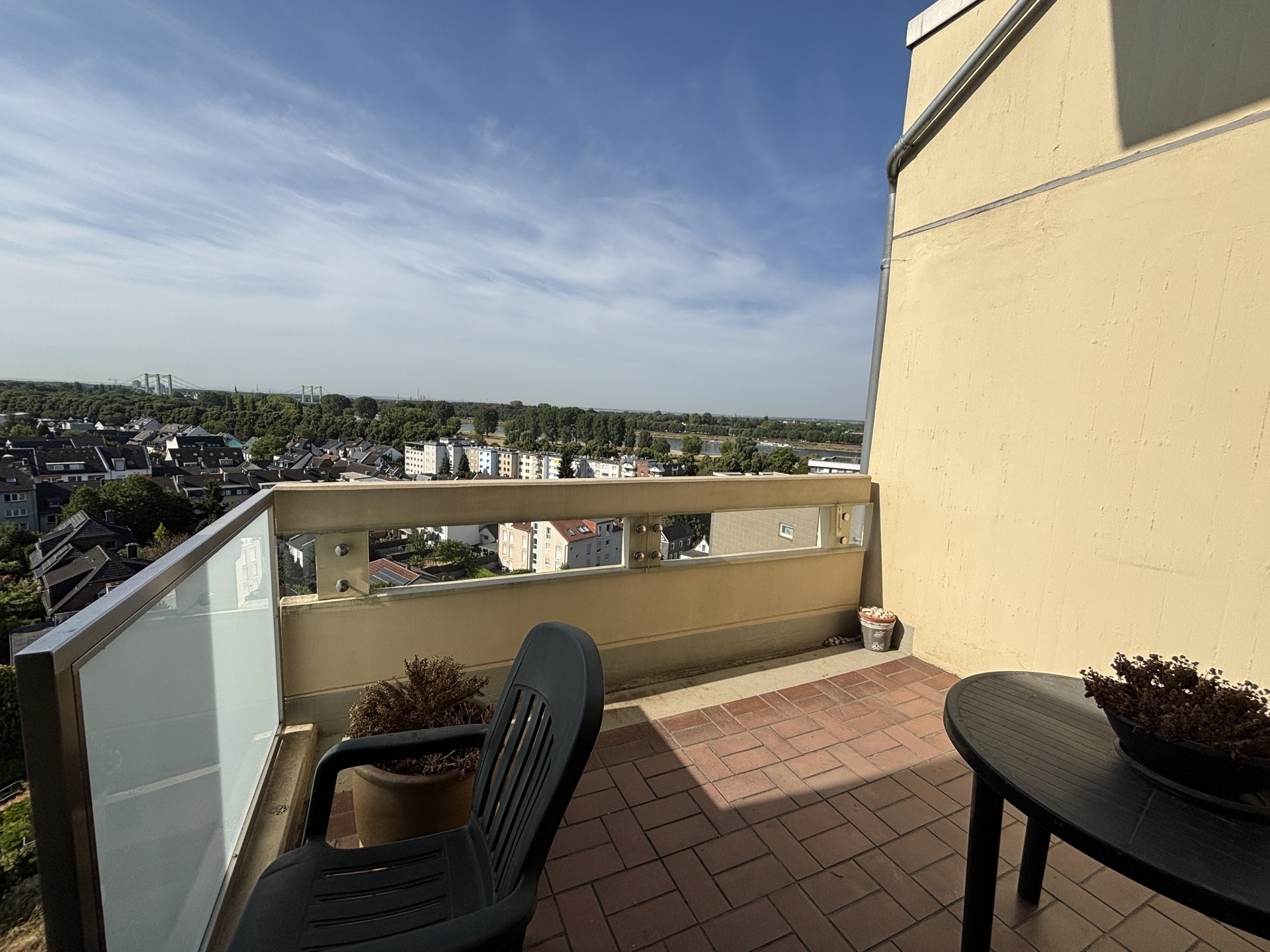 Immobilienangebot - Köln / Poll - Wohnung - Maisonettewohnung mit spektakulärer Dachterrasse und unverbautem Rheinblick – mit Erbpacht!