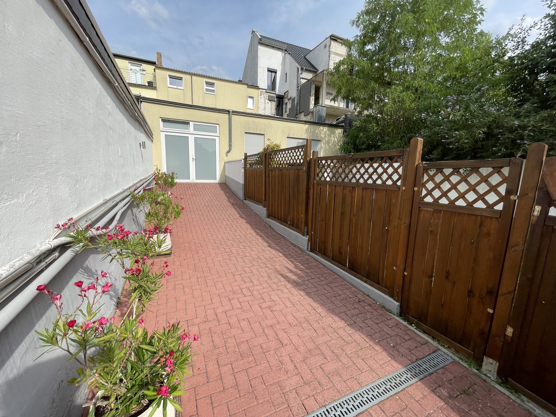 Immobilienangebot - Köln / Niehl - Alle - Attraktives Mehrfamilienhaus mit vier Wohneinheiten in verkehrsgünstiger Lage von Köln-Niehl!