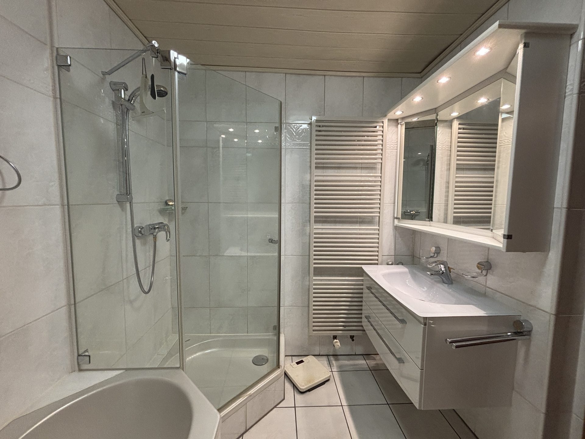 Immobilienangebot - Köln - Wohnung - Großzügig, hell und Einzelgarage in Rhein-Nähe!