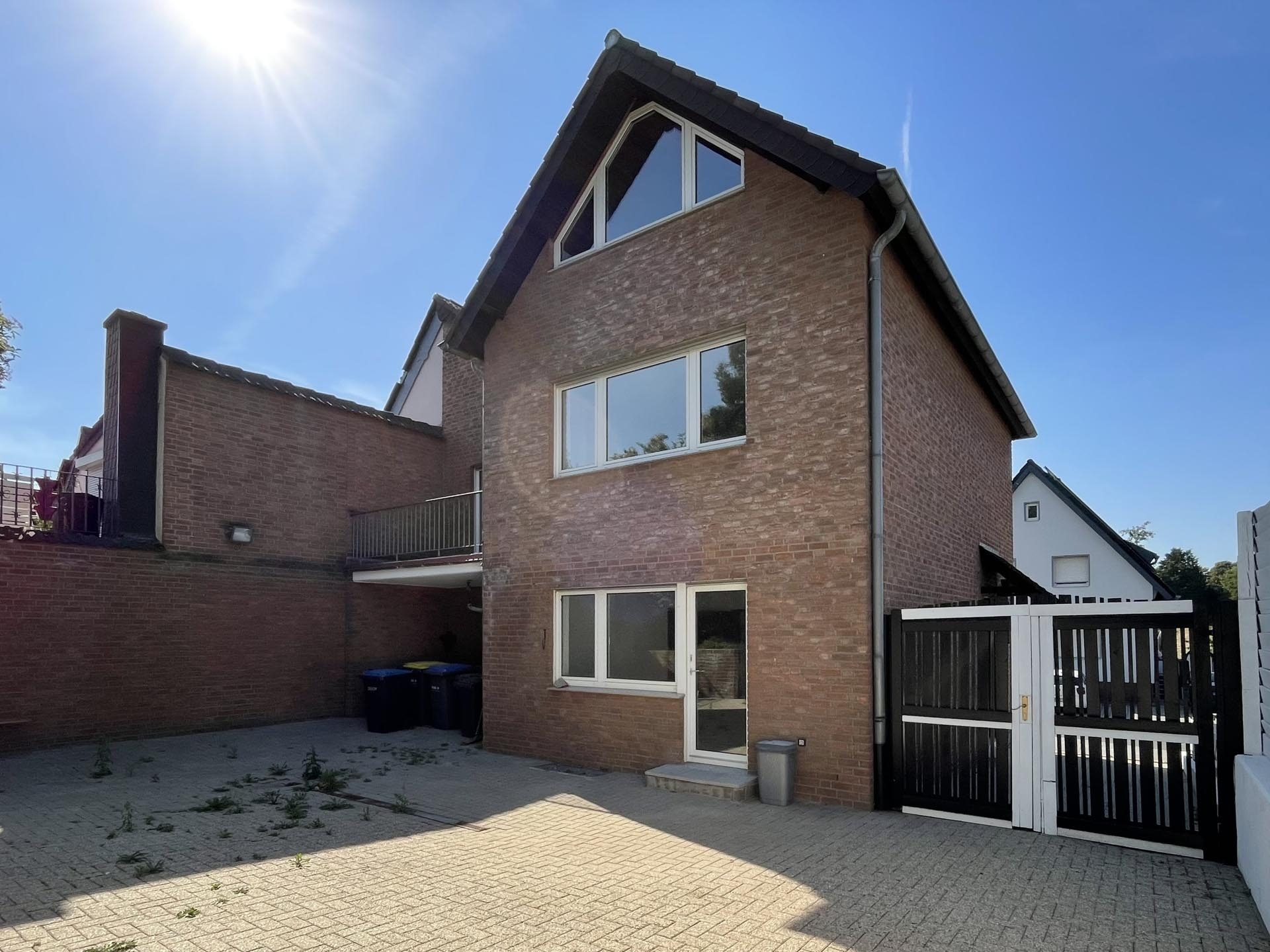 Immobilienangebot - Bedburg-Lipp/Millendorf - Haus - Ein Zuhause mit viel Platz – Doppelhaushälfte auf großzügigem Grundstück