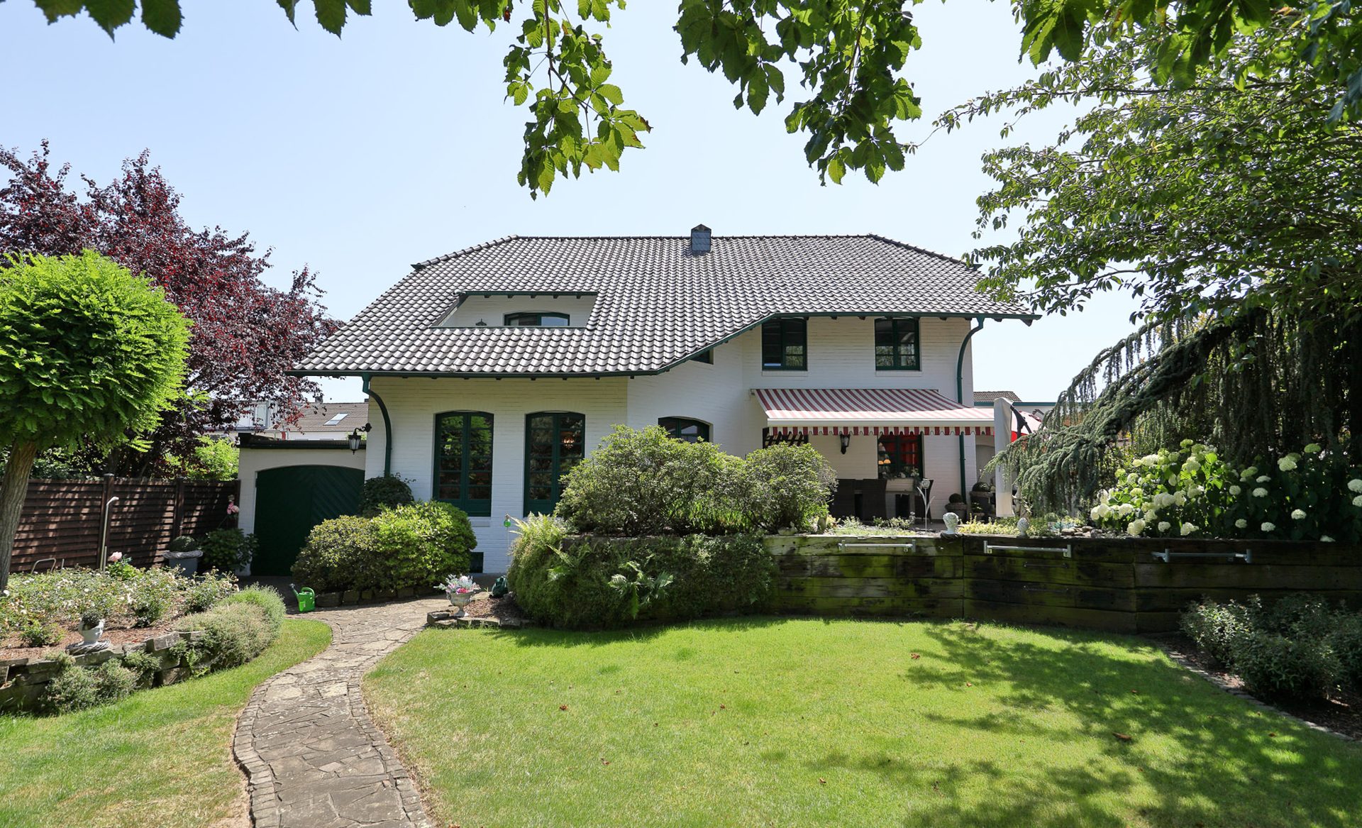 Immobilienangebot - Kerpen / Sindorf - Haus - Exklusiver Walmdachbungalow mit großzügigem Raumkonzept auf traumhaft angelegtem Grundstück