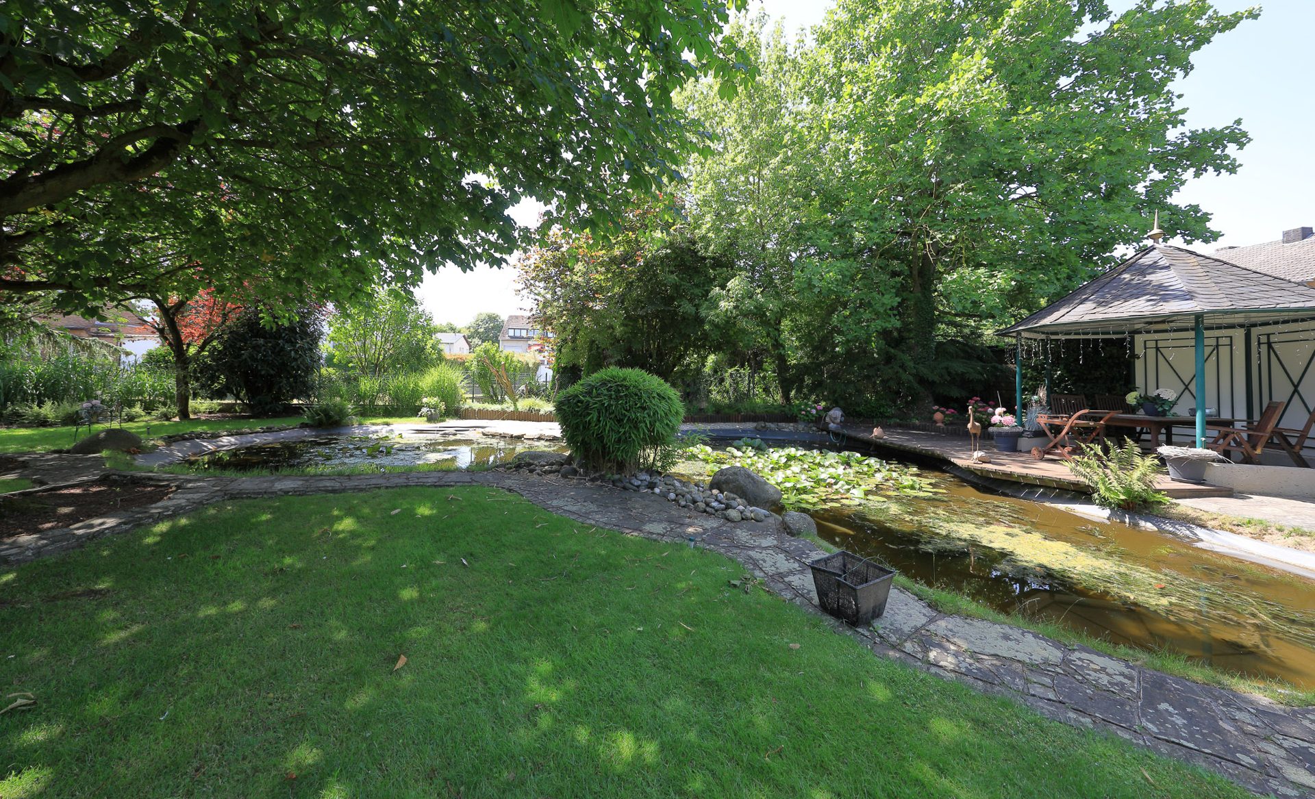 Teich Immobilienangebot - Kerpen / Sindorf - Haus - Exklusiver Walmdachbungalow mit großzügigem Raumkonzept auf traumhaft angelegtem Grundstück