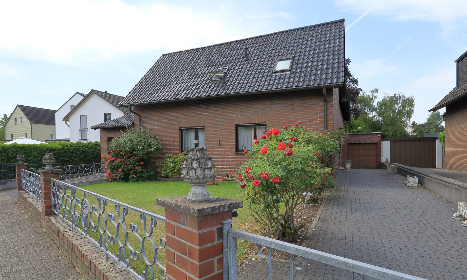 Immobilienangebot - Köln - Haus - Großzügiges Einfamilienhaus mit Pool und Garten