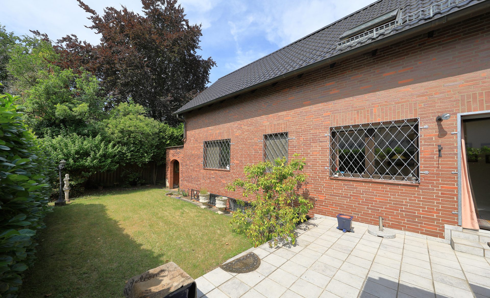 Immobilienangebot - Köln - Haus - Großzügiges Einfamilienhaus mit Pool und Garten