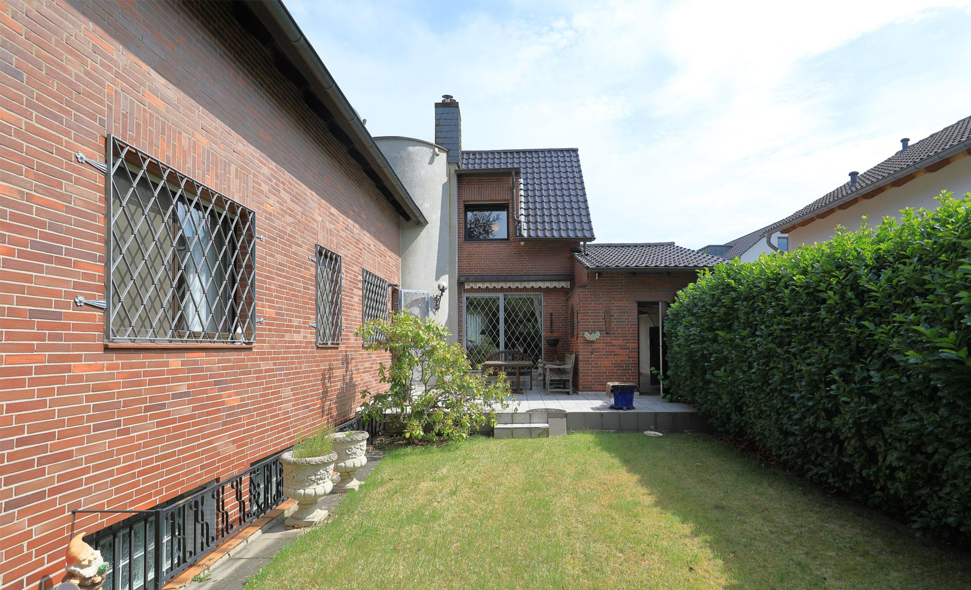Immobilienangebot - Köln - Haus - Großzügiges Einfamilienhaus mit Pool und Garten