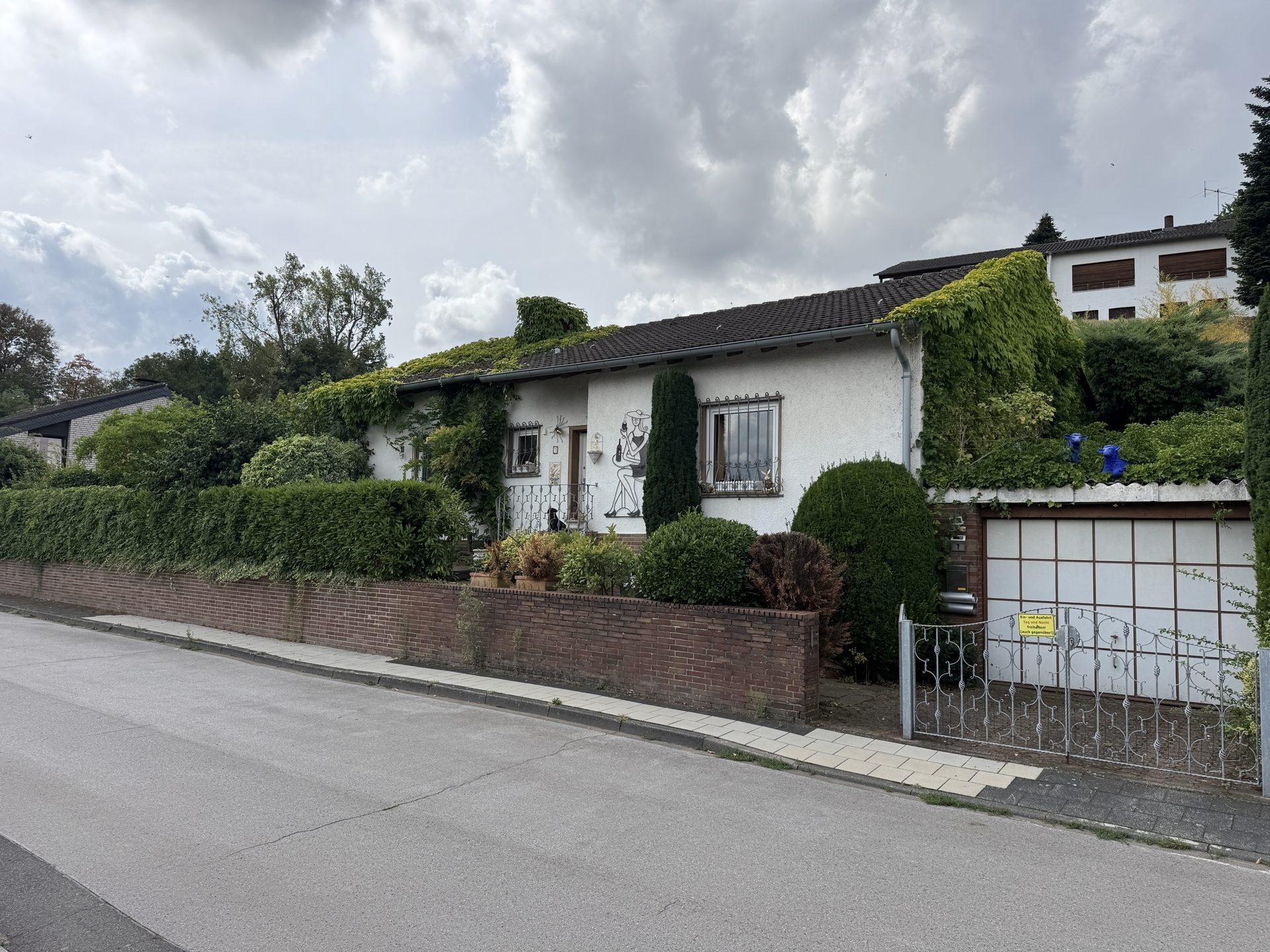 Immobilienangebot - Pulheim / Stommeln - Haus - Verträumter Bungalow mit ausgebautem Keller