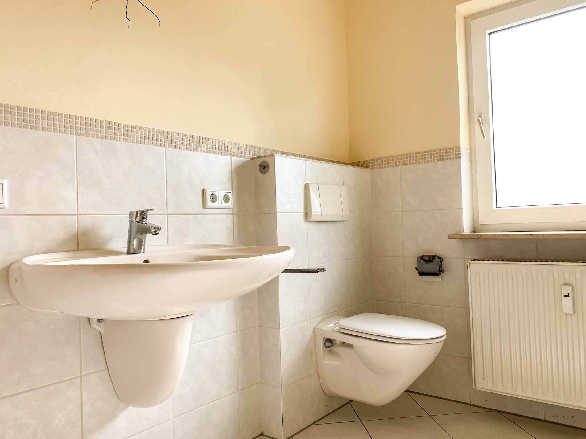 Immobilienangebot - Fulda - Alle - 3-Zimmer-Wohnung mit Küche, Balkon und 2 Stellplätzen in Edelzell