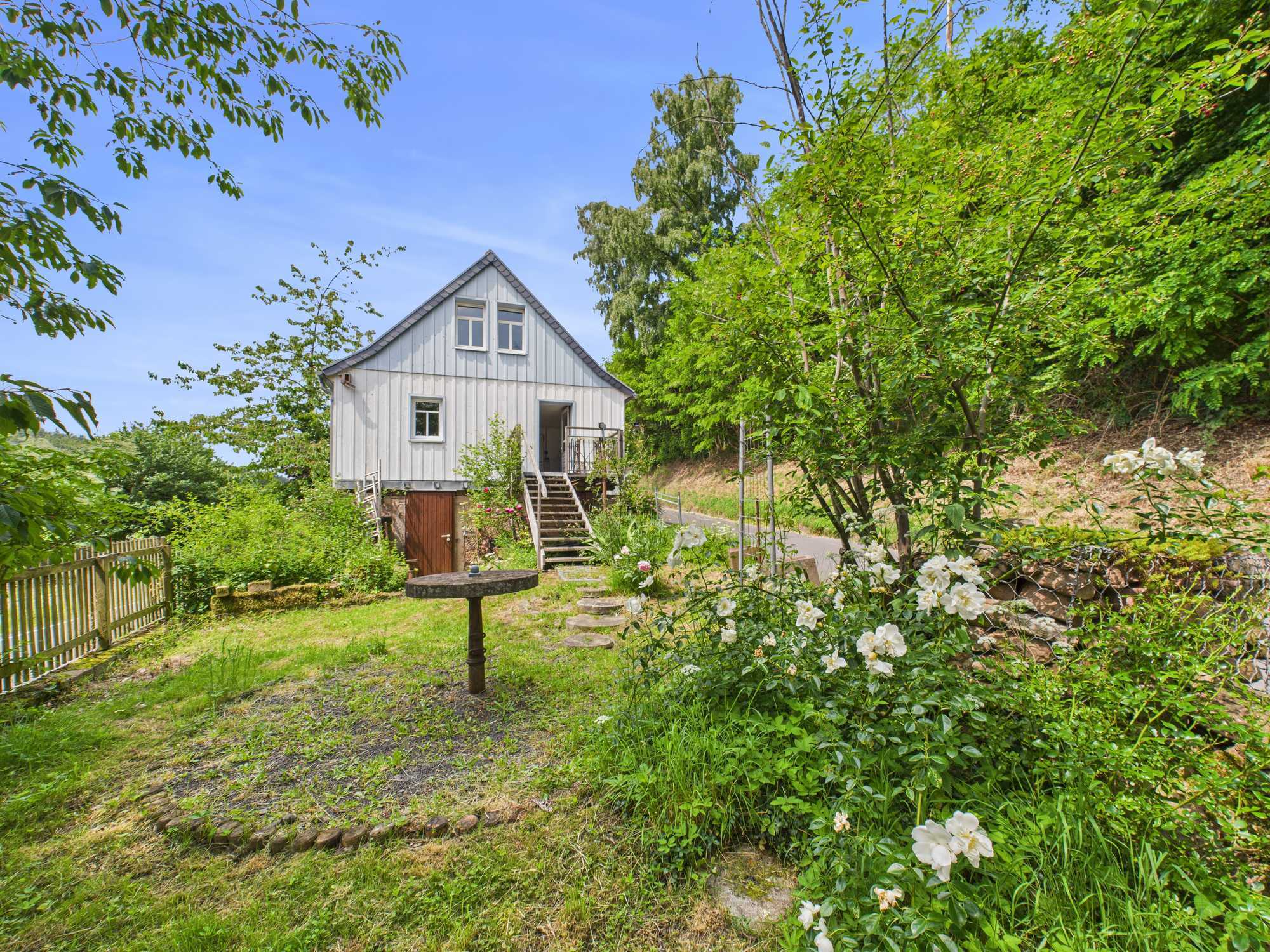 Immobilienangebot - Gersfeld (Rhön) - Alle - Bezahlbar ins Eigenheim starten - Einfamilienhaus mit Garten und Scheune