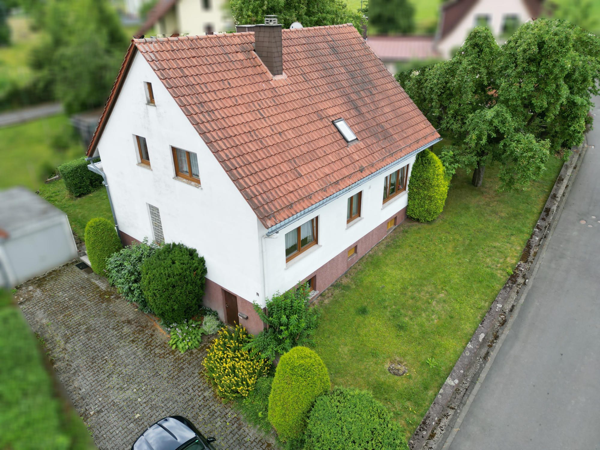 Immobilienangebot - Hofbieber - Alle - Zwischen Kunst, Natur und Rhöner Weite – Zweifamilienhaus mit Garten & Wintergarten