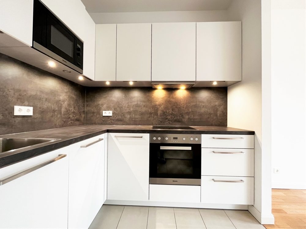 Immobilienangebot - Düsseldorf / Heerdt - Alle - Heinrich Heine Gärten: repräsentative 2-Zimmer
Wohnung mit Bad en Suite und schöner Einbauküche!