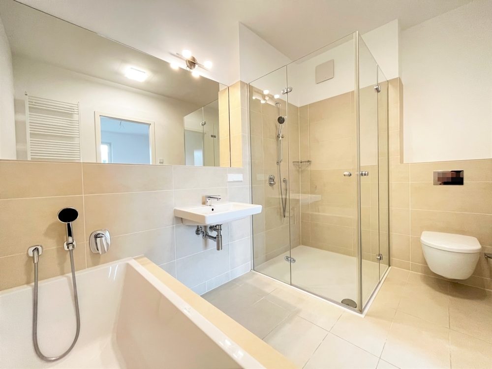 Immobilienangebot - Düsseldorf / Heerdt - Alle - Heinrich Heine Gärten: repräsentative 2-Zimmer
Wohnung mit Bad en Suite und schöner Einbauküche!