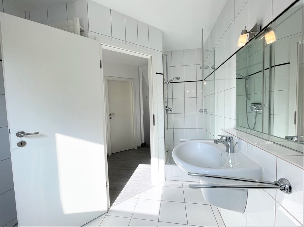 Immobilienangebot - Mönchengladbach - Alle - Mönchengladbach: großzügig geschnittene 5-Zimmer Doppelhaushälfte mit Garten in direkter Parklage!