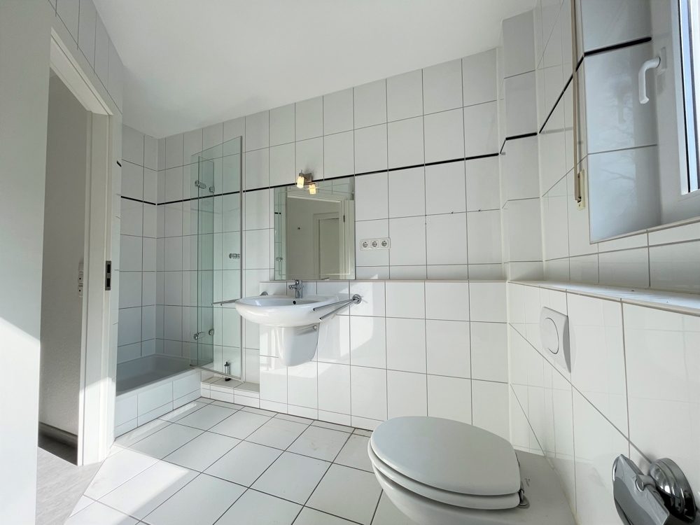Immobilienangebot - Mönchengladbach - Alle - Mönchengladbach: großzügig geschnittene 5-Zimmer Doppelhaushälfte mit Garten in direkter Parklage!