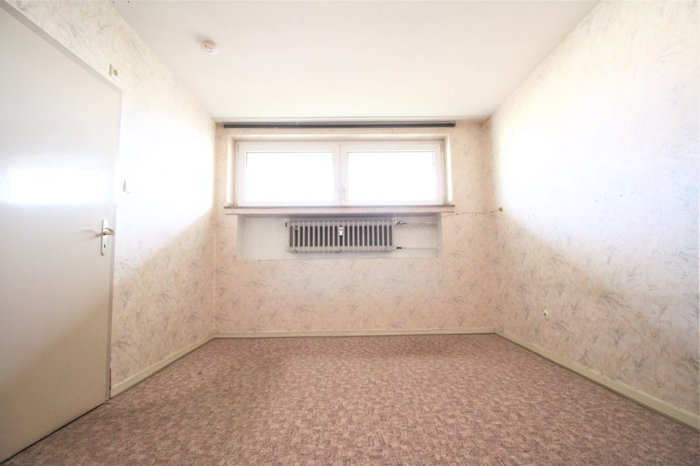 Immobilienangebot - Düsseldorf / Derendorf - Alle - Derendorf: sanierungsbedürftige und gut geschnittene 2- Zimmerwohnung mit Balkon in zentraler Lage