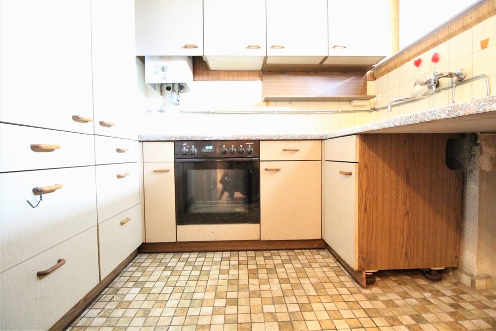 Immobilienangebot - Düsseldorf / Derendorf - Alle - Derendorf: sanierungsbedürftige und gut geschnittene 2- Zimmerwohnung mit Balkon in zentraler Lage