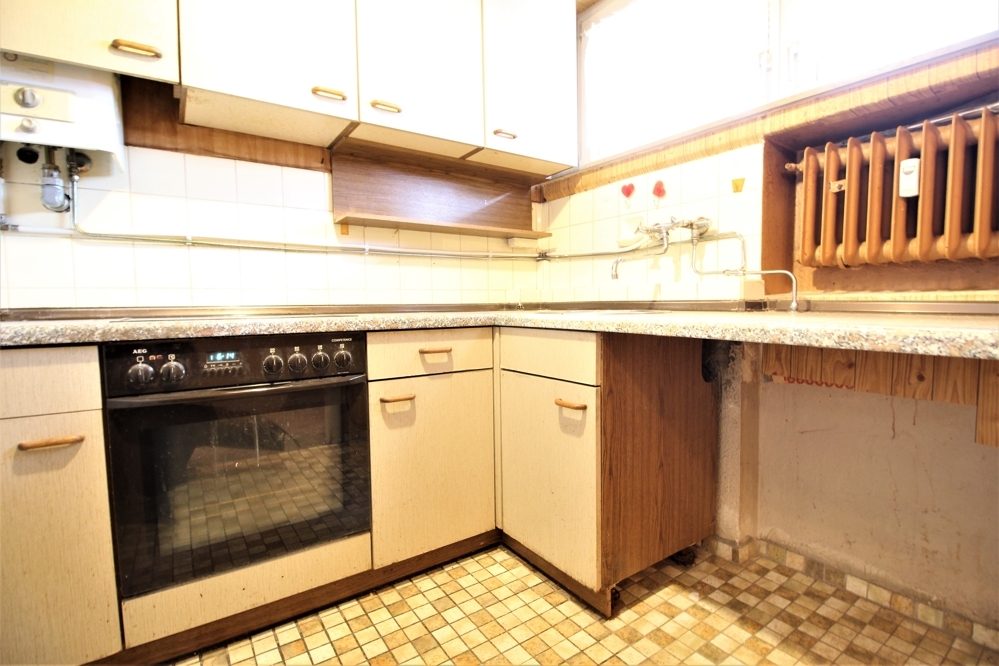 Immobilienangebot - Düsseldorf / Derendorf - Alle - Derendorf: sanierungsbedürftige und gut geschnittene 2- Zimmerwohnung mit Balkon in zentraler Lage