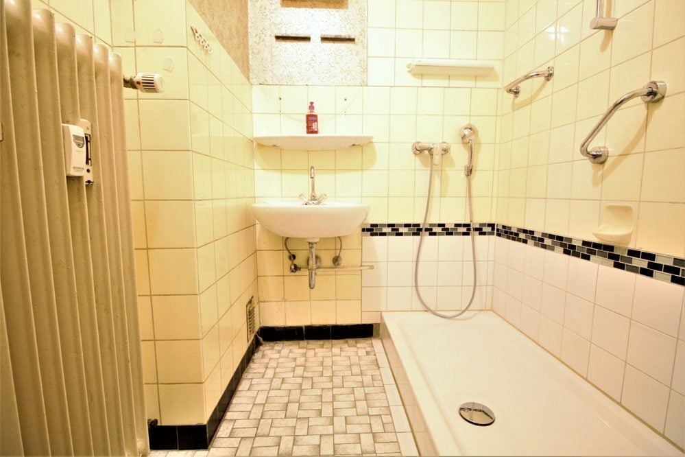 Immobilienangebot - Düsseldorf / Derendorf - Alle - Derendorf: sanierungsbedürftige und gut geschnittene 2- Zimmerwohnung mit Balkon in zentraler Lage