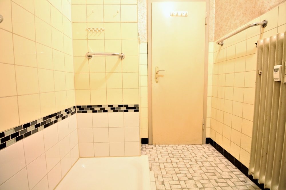 Immobilienangebot - Düsseldorf / Derendorf - Alle - Derendorf: sanierungsbedürftige und gut geschnittene 2- Zimmerwohnung mit Balkon in zentraler Lage