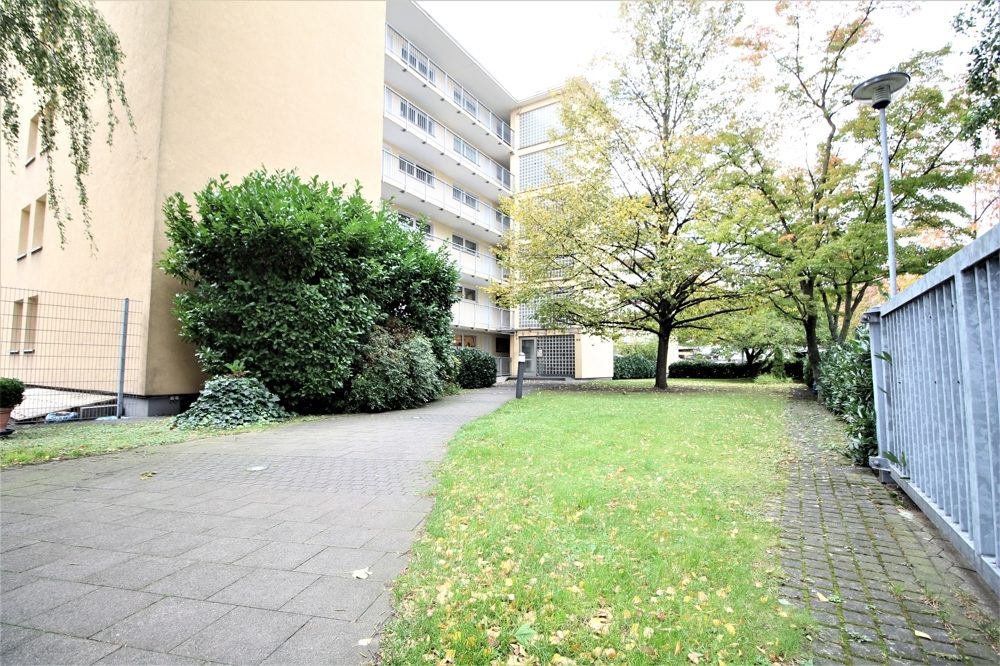 Immobilienangebot - Düsseldorf / Derendorf - Alle - Derendorf: sanierungsbedürftige und gut geschnittene 2- Zimmerwohnung mit Balkon in zentraler Lage