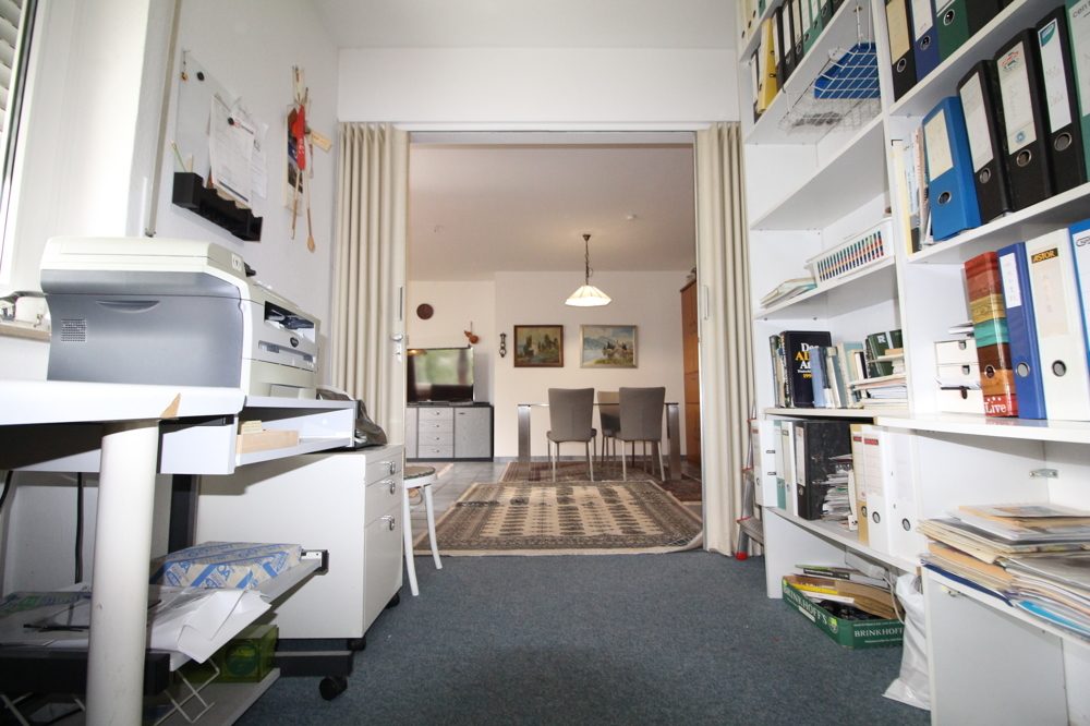 Immobilienangebot - Düsseldorf - Alle - Golzheim: großzügig geschnittene 3,5 -Zimmerwohnung mit TG-Stellplatz in guter Lage
