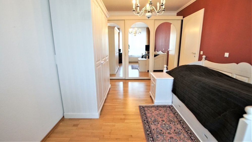 Immobilienangebot - Düsseldorf - Alle - Eller: großzügige 2 Zimmerwohnung mit Loggia, EBK und TG-Stellplatz in zentraler Lage