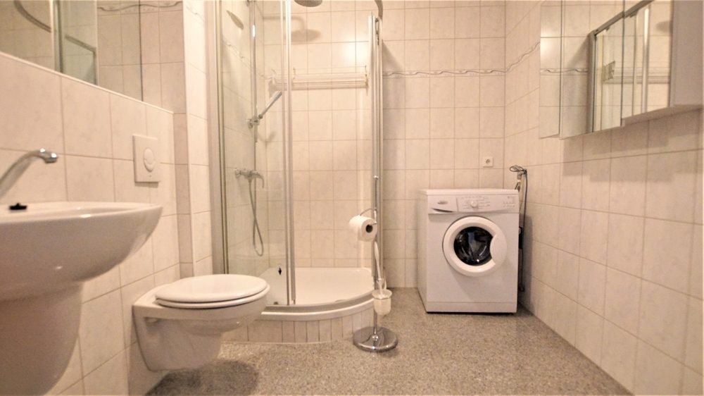 Immobilienangebot - Düsseldorf - Alle - Eller: großzügige 2 Zimmerwohnung mit Loggia, EBK und TG-Stellplatz in zentraler Lage