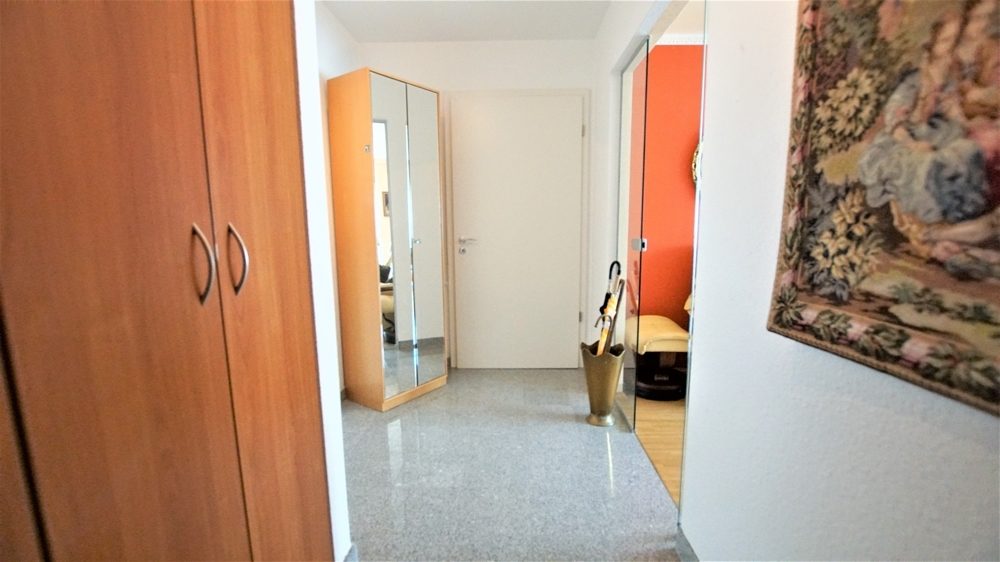 Immobilienangebot - Düsseldorf - Alle - Eller: großzügige 2 Zimmerwohnung mit Loggia, EBK und TG-Stellplatz in zentraler Lage