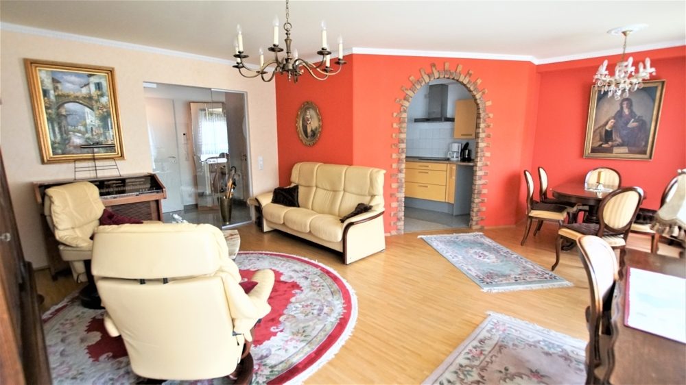 Immobilienangebot - Düsseldorf - Alle - Eller: großzügige 2 Zimmerwohnung mit Loggia, EBK und TG-Stellplatz in zentraler Lage