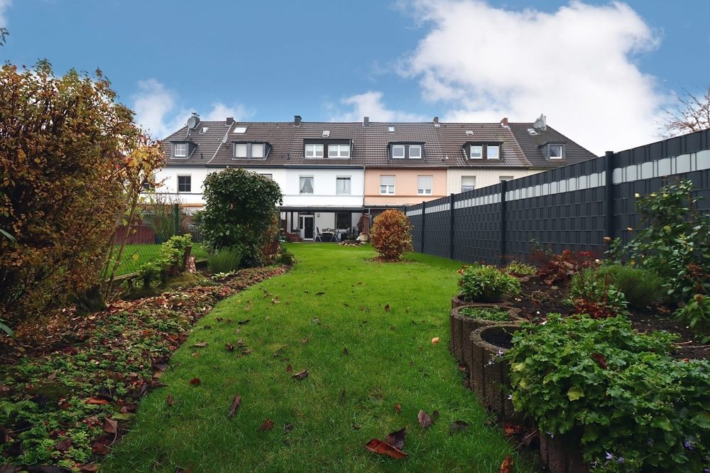 Immobilienangebot - Mönchengladbach / Neuwerk - Alle - MG-Neuwerk: gepflegtes und geräumiges Reihenmittelhaus mit 2 Stellplätzen und großem Garten!