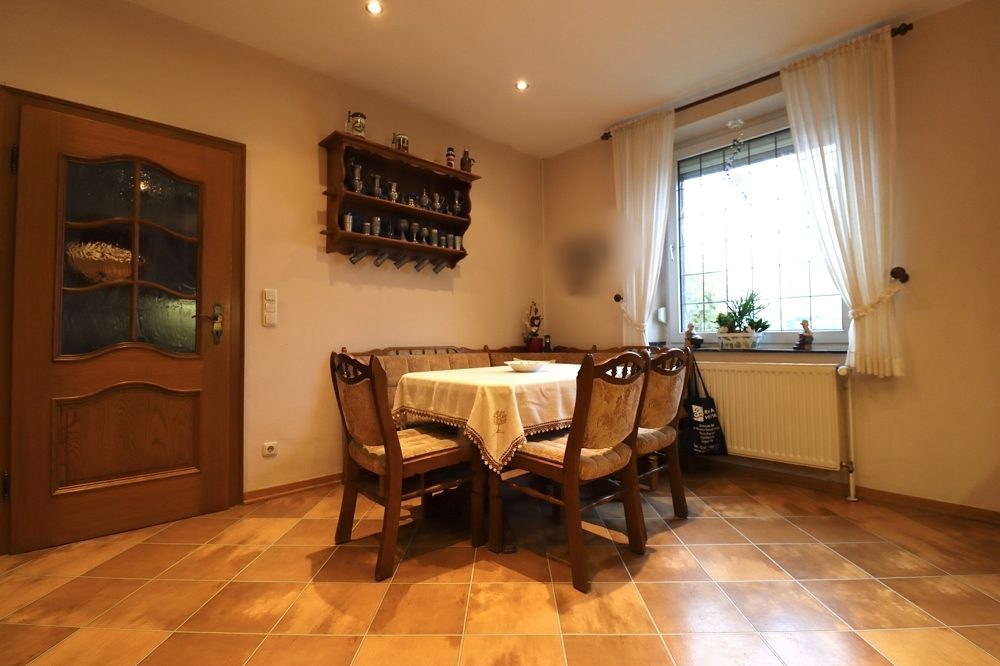 Immobilienangebot - Mönchengladbach / Neuwerk - Alle - MG-Neuwerk: gepflegtes und geräumiges Reihenmittelhaus mit 2 Stellplätzen und großem Garten!