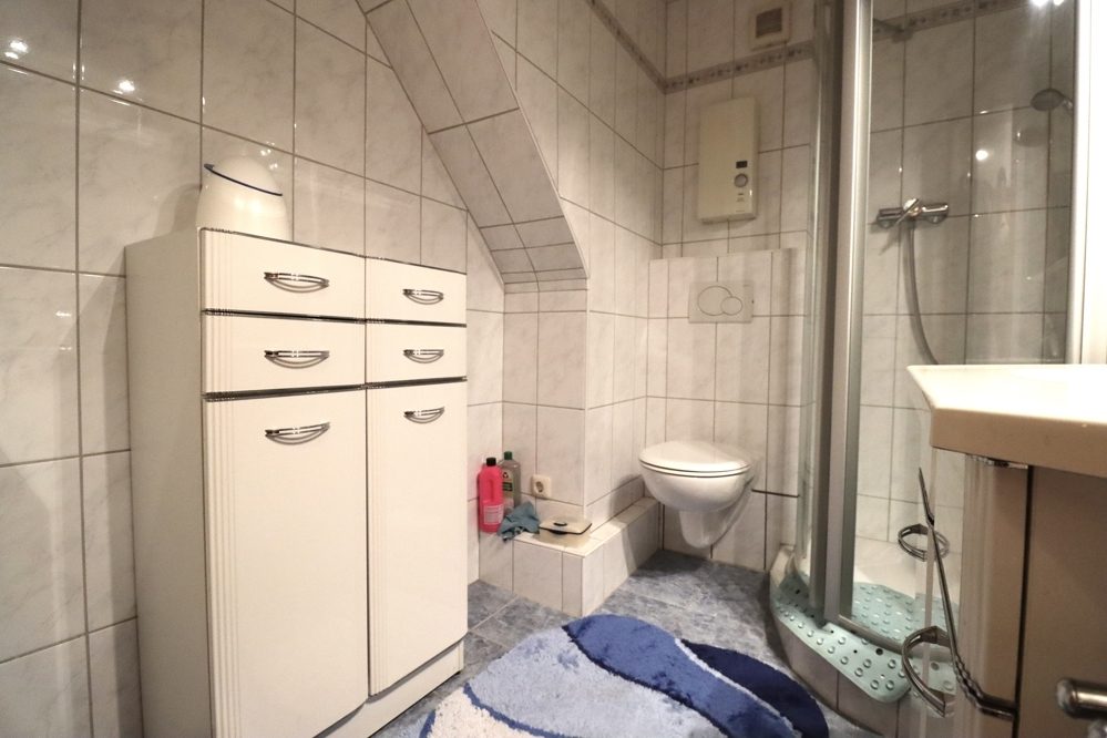 Immobilienangebot - Mönchengladbach / Neuwerk - Alle - MG-Neuwerk: gepflegtes und geräumiges Reihenmittelhaus mit 2 Stellplätzen und großem Garten!