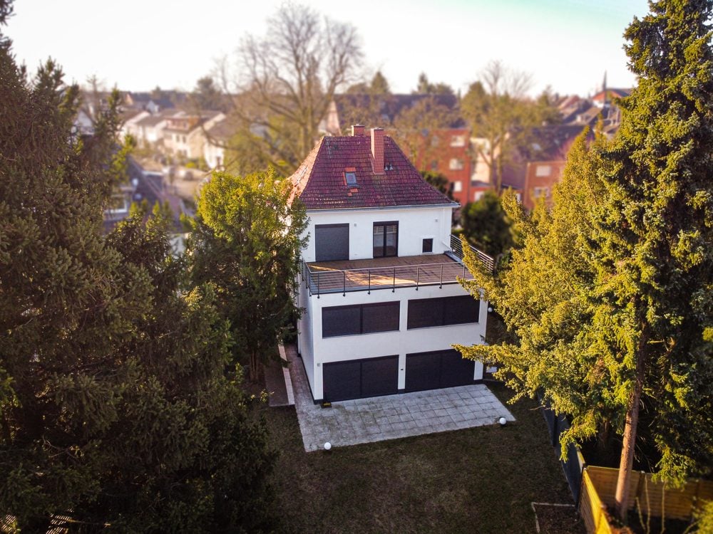 Immobilienangebot - Ratingen - Alle - Ratingen: umfangreich modernisierte Familienvillla mit Innenpool, Terrasse und riesigem Garten