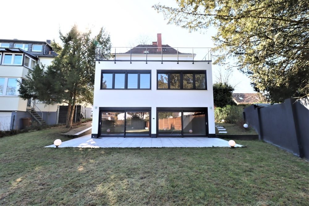 Immobilienangebot - Ratingen - Alle - Ratingen: umfangreich modernisierte Familienvillla mit Innenpool, Terrasse und riesigem Garten