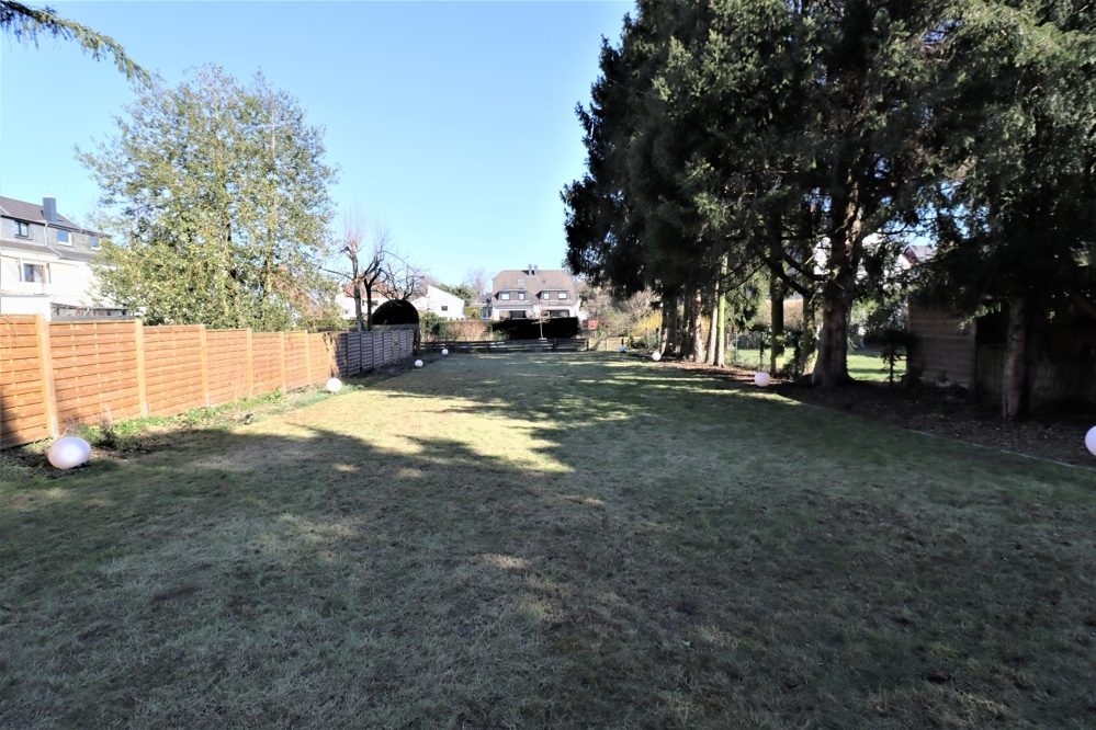 Immobilienangebot - Ratingen - Alle - Ratingen: umfangreich modernisierte Familienvillla mit Innenpool, Terrasse und riesigem Garten