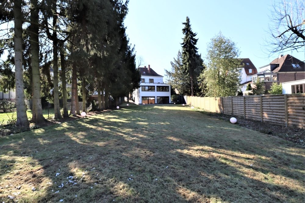 Immobilienangebot - Ratingen - Alle - Ratingen: umfangreich modernisierte Familienvillla mit Innenpool, Terrasse und riesigem Garten
