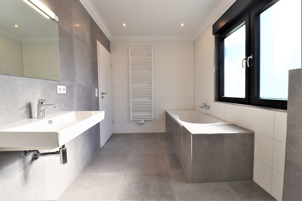 Immobilienangebot - Ratingen - Alle - Ratingen: umfangreich modernisierte Familienvillla mit Innenpool, Terrasse und riesigem Garten
