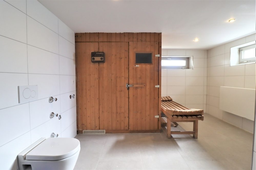 Immobilienangebot - Ratingen - Alle - Ratingen: umfangreich modernisierte Familienvillla mit Innenpool, Terrasse und riesigem Garten
