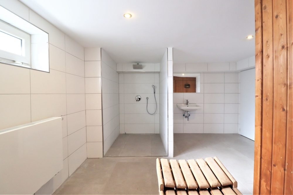 Immobilienangebot - Ratingen - Alle - Ratingen: umfangreich modernisierte Familienvillla mit Innenpool, Terrasse und riesigem Garten