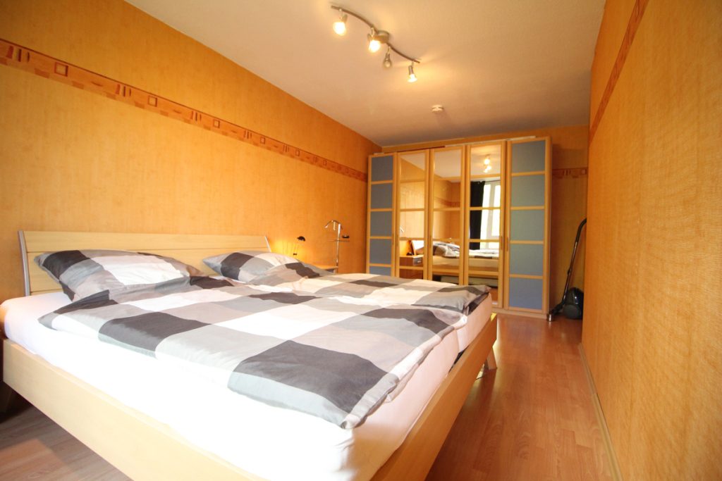 Immobilienangebot - Düsseldorf - Alle - Unterrath: gut geschnittene 3-Zimmer im 1.OG mit EBK, TG-Stellplatz und Balkon in ruhiger Lage