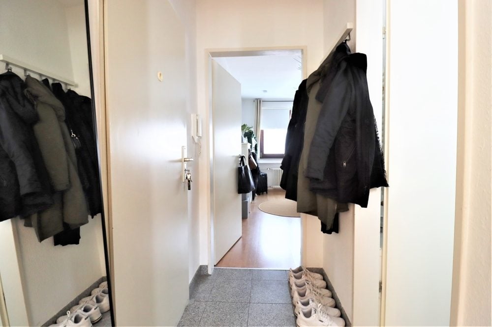 Immobilienangebot - Düsseldorf - Alle - Wersten: gut geschnittene und vermietete 2-Zimmer ETW mit Balkon und Garage in guter Lage