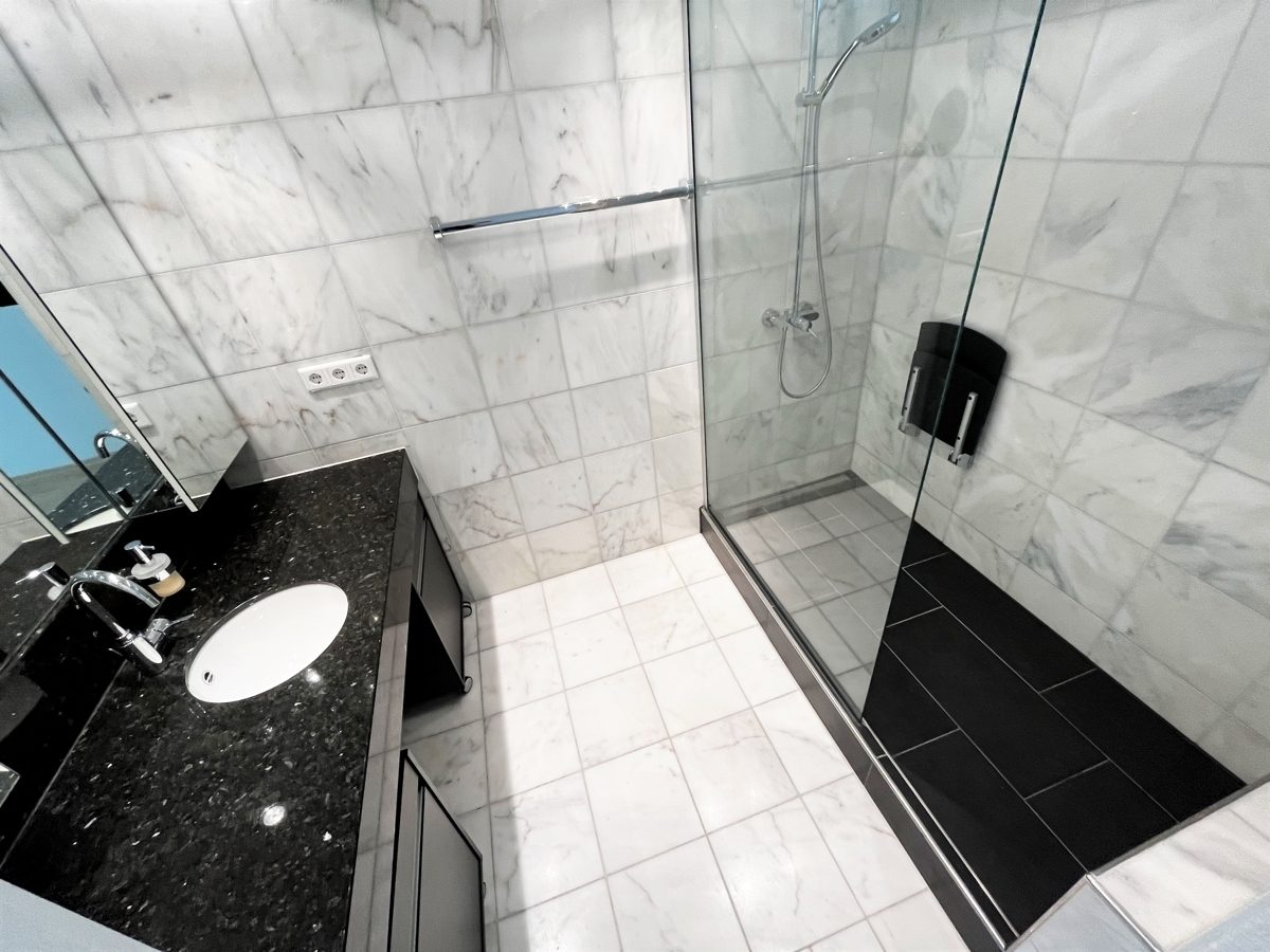 Immobilienangebot - Düsseldorf - Alle - Golzheim: hochwertige und repräsentative 2-Zimmer Wohnung mit großer Terrasse in bester Lage!