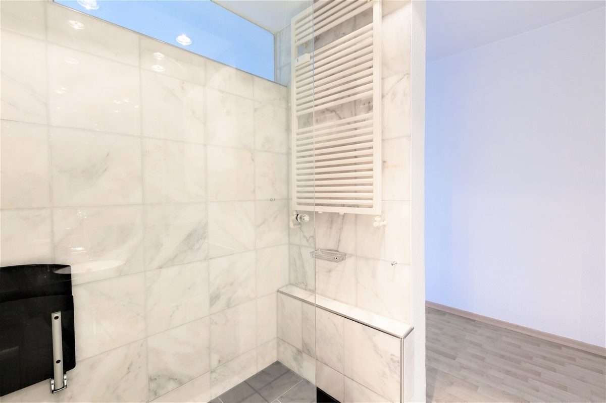 Immobilienangebot - Düsseldorf - Alle - Golzheim: hochwertige und repräsentative 2-Zimmer Wohnung mit großer Terrasse in bester Lage!